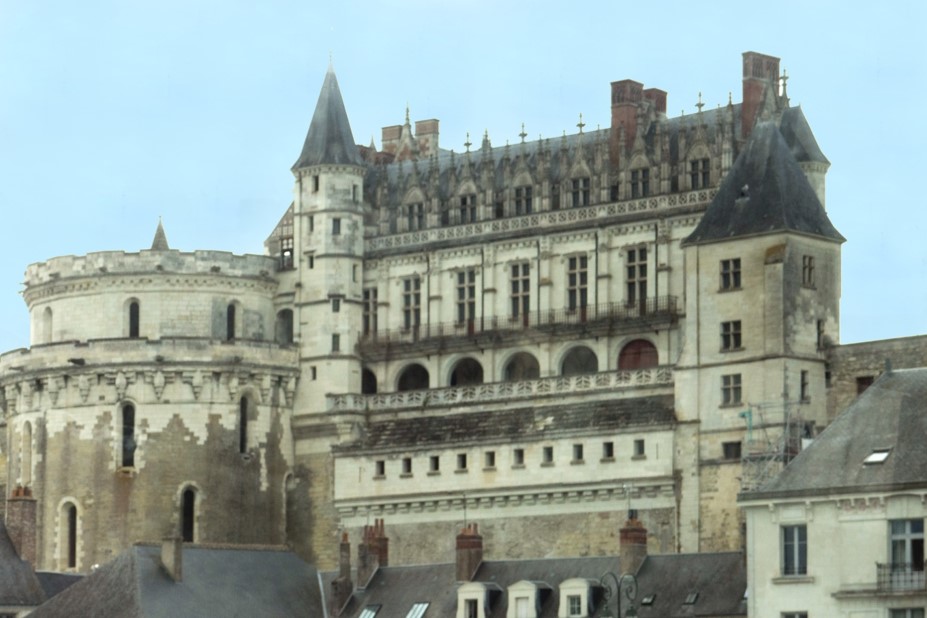 Amboise : La façade du château tournée vers la Loire à gauche, Tour des Minimes de Charles VIII (roi de 1483 à 1498)