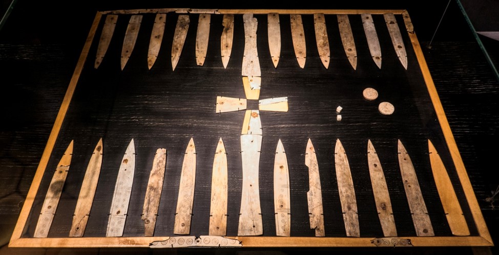 jeu de table en os et en bois restitué (XIIème siècle)