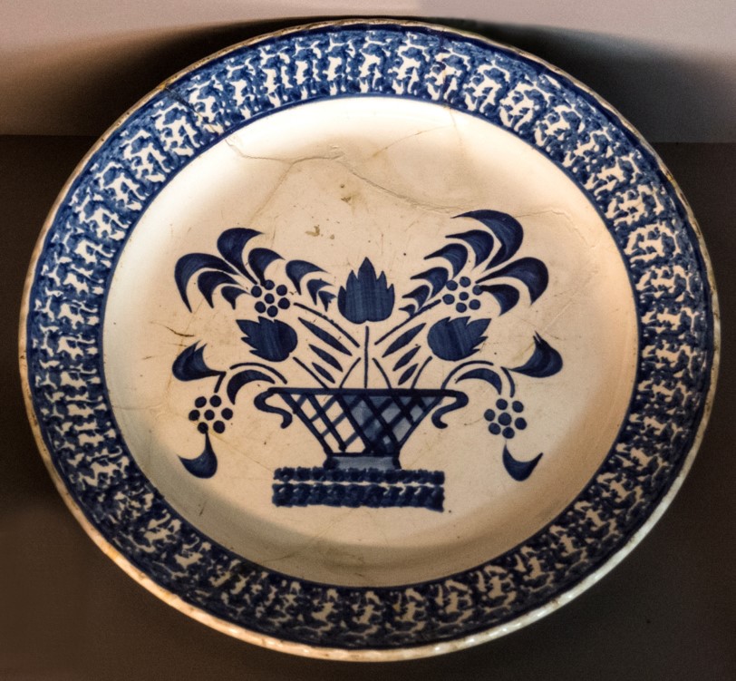 Assiette en grès bleu (production de luxe) XVIII-XIXème siècles